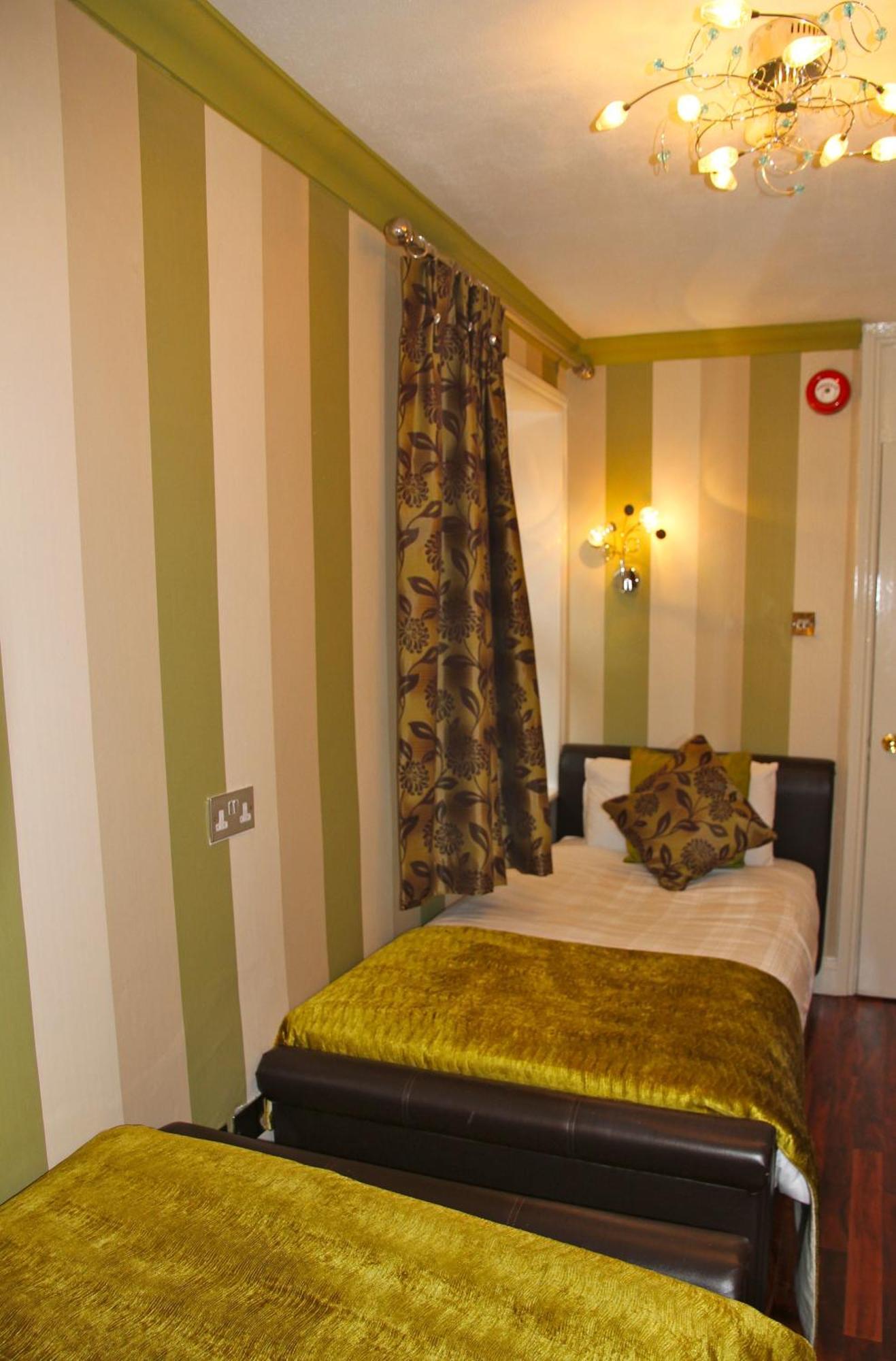 Crompton Guest House Hounslow Exterior photo