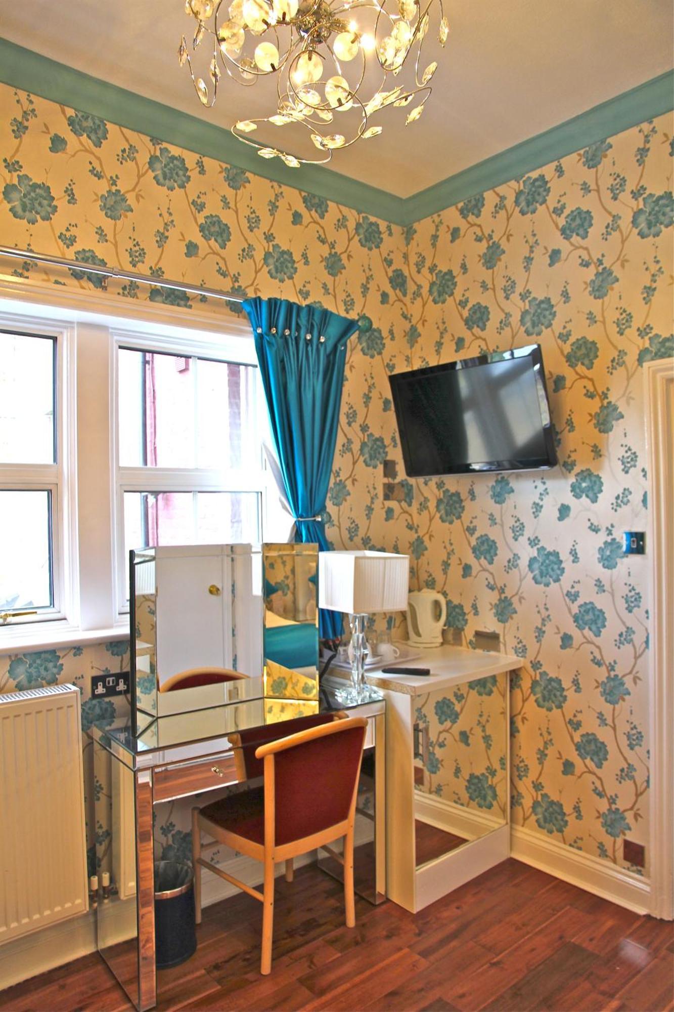 Crompton Guest House Hounslow Exterior photo