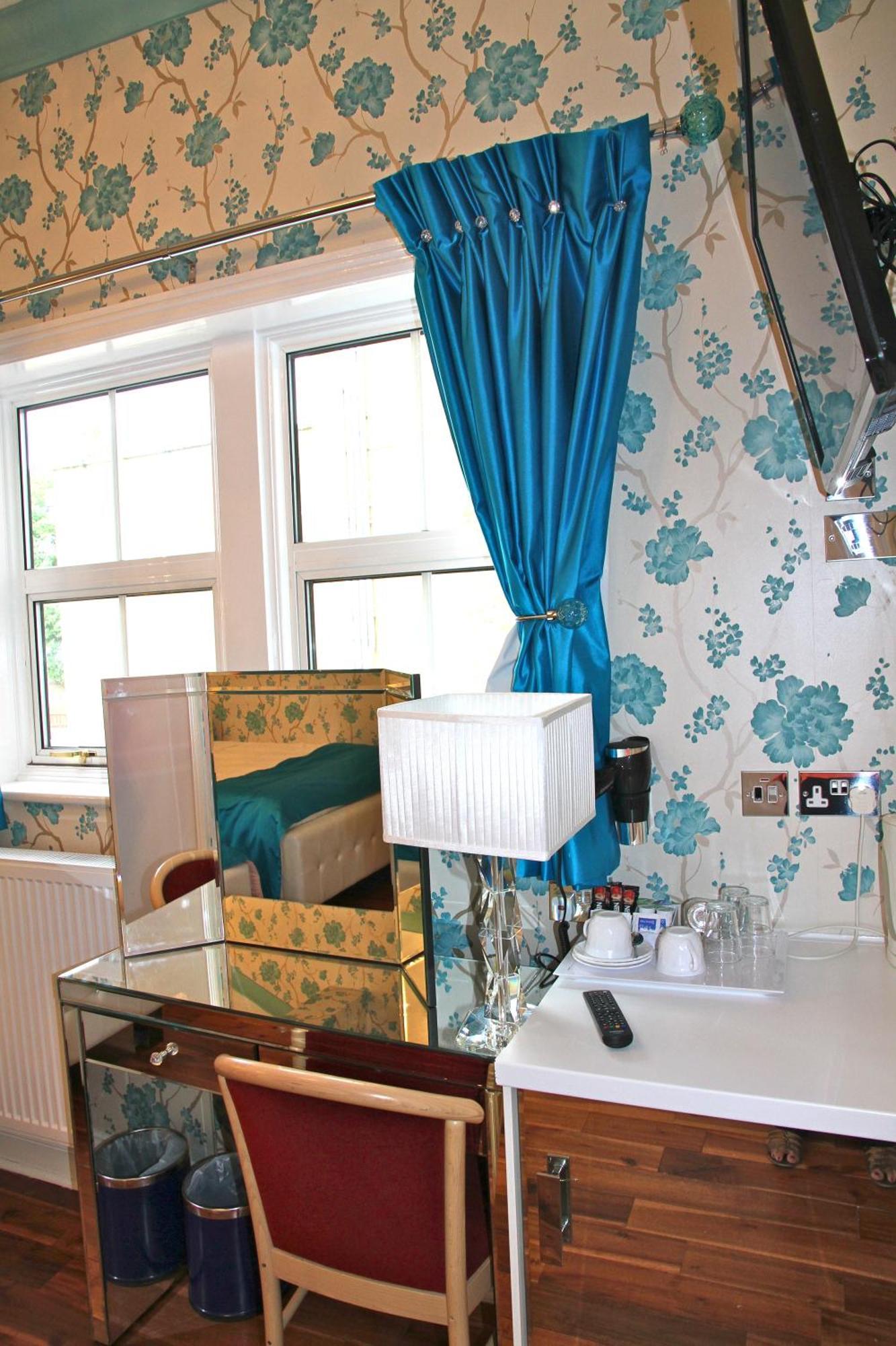 Crompton Guest House Hounslow Exterior photo