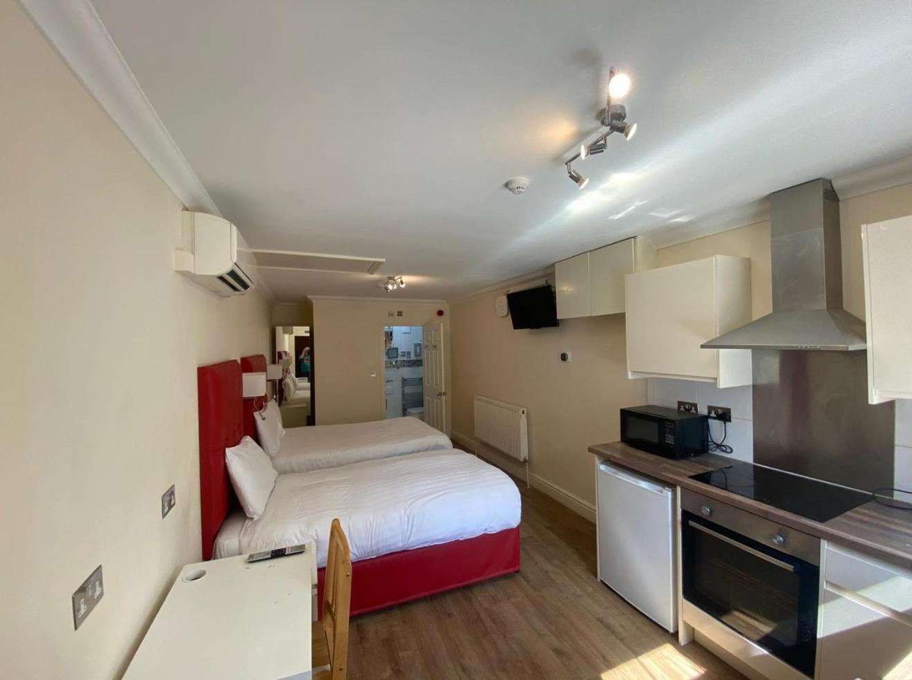 Crompton Guest House Hounslow Exterior photo