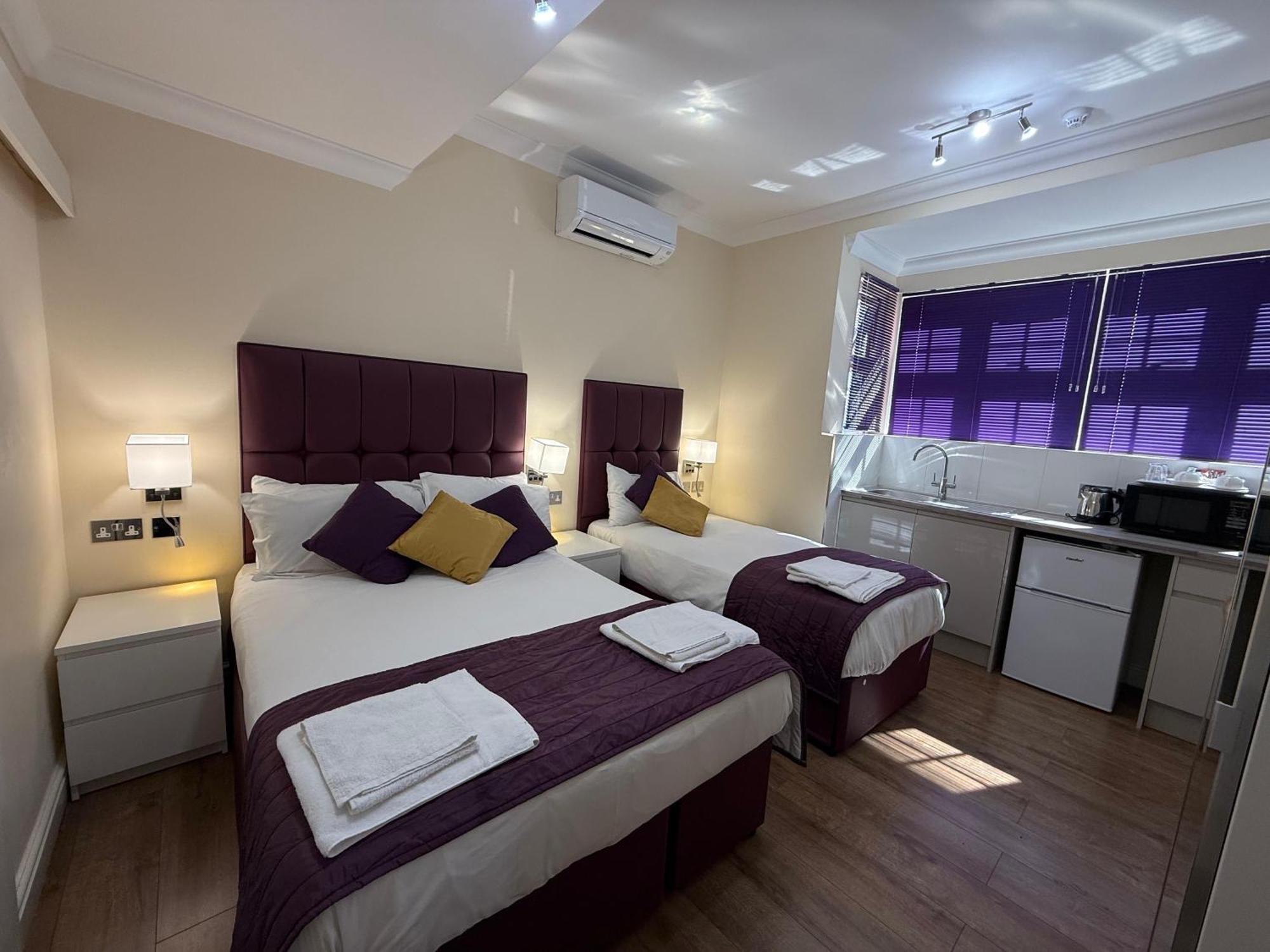 Crompton Guest House Hounslow Exterior photo