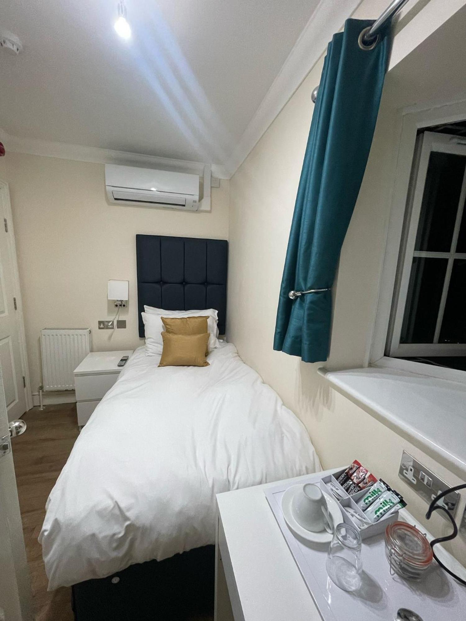 Crompton Guest House Hounslow Exterior photo