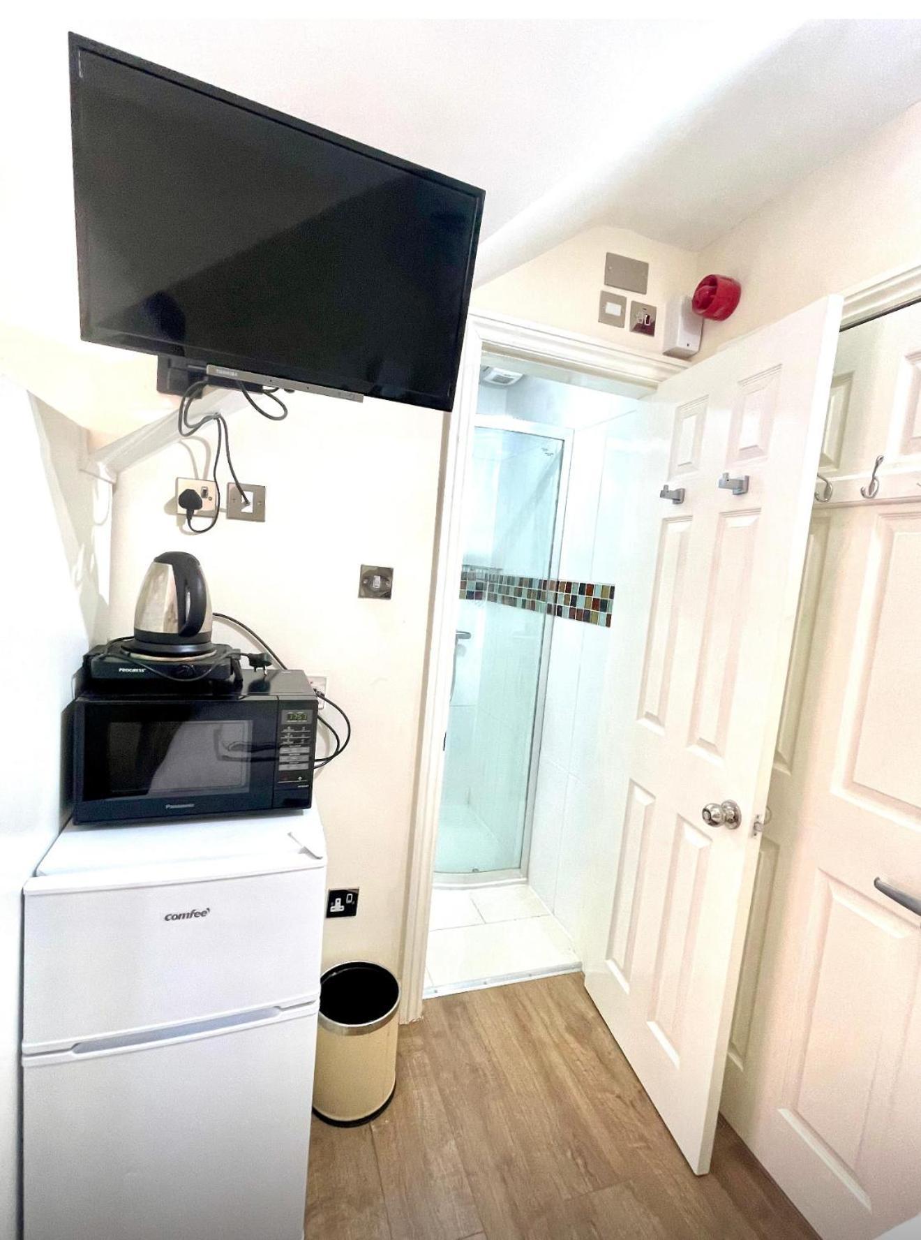 Crompton Guest House Hounslow Exterior photo