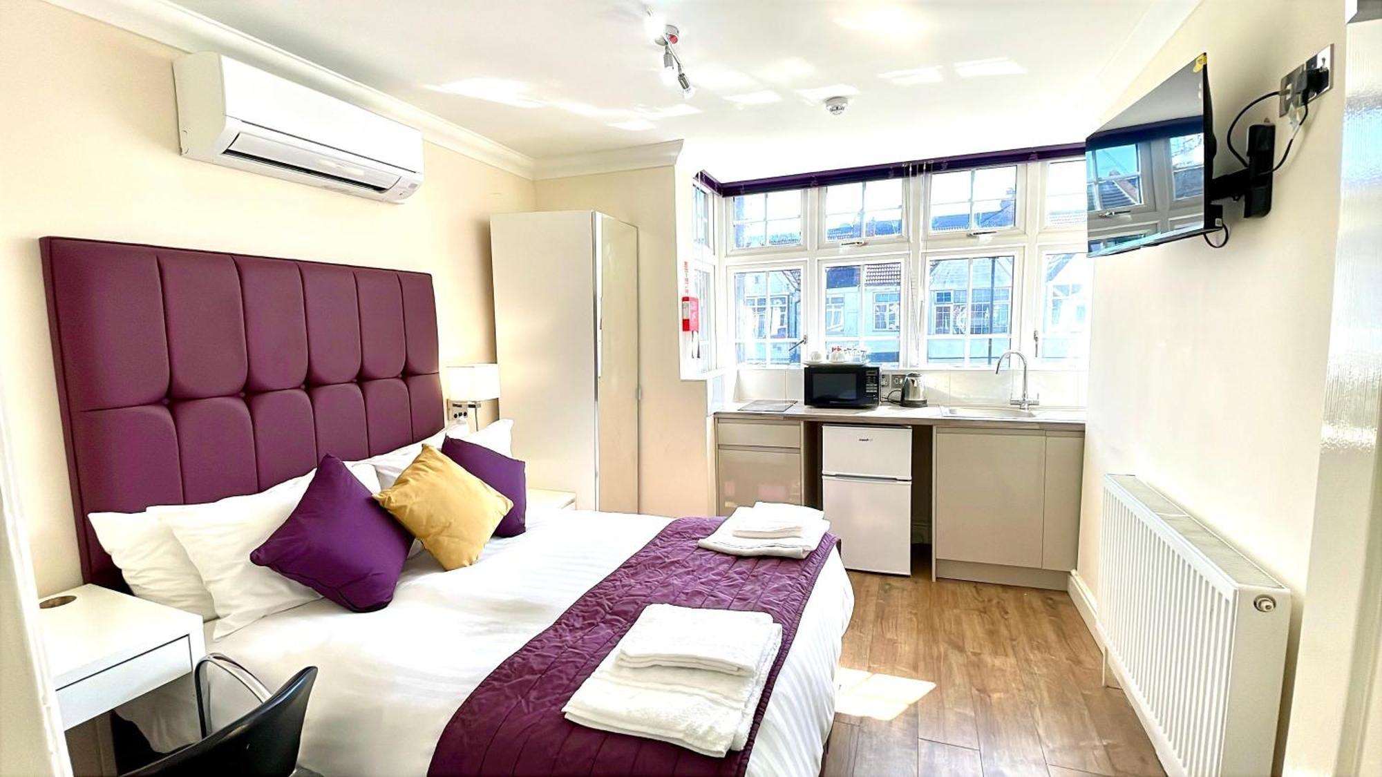 Crompton Guest House Hounslow Exterior photo