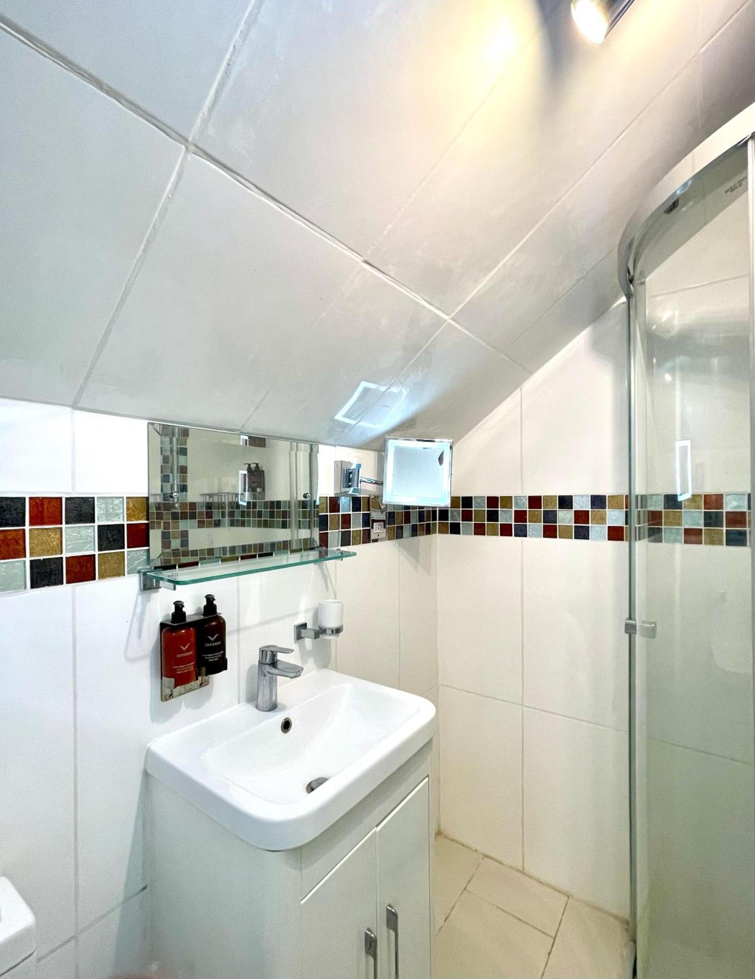 Crompton Guest House Hounslow Exterior photo