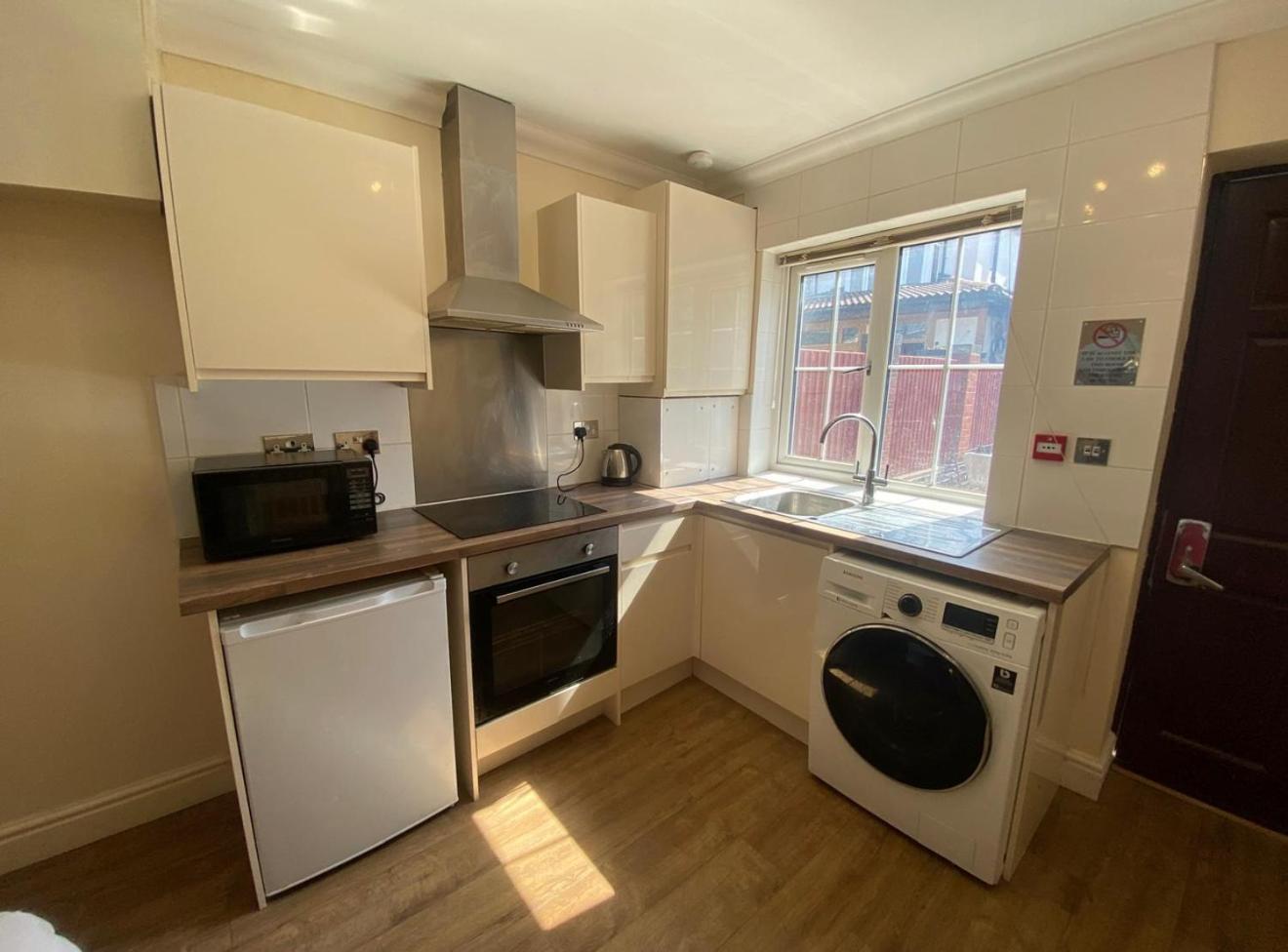 Crompton Guest House Hounslow Exterior photo