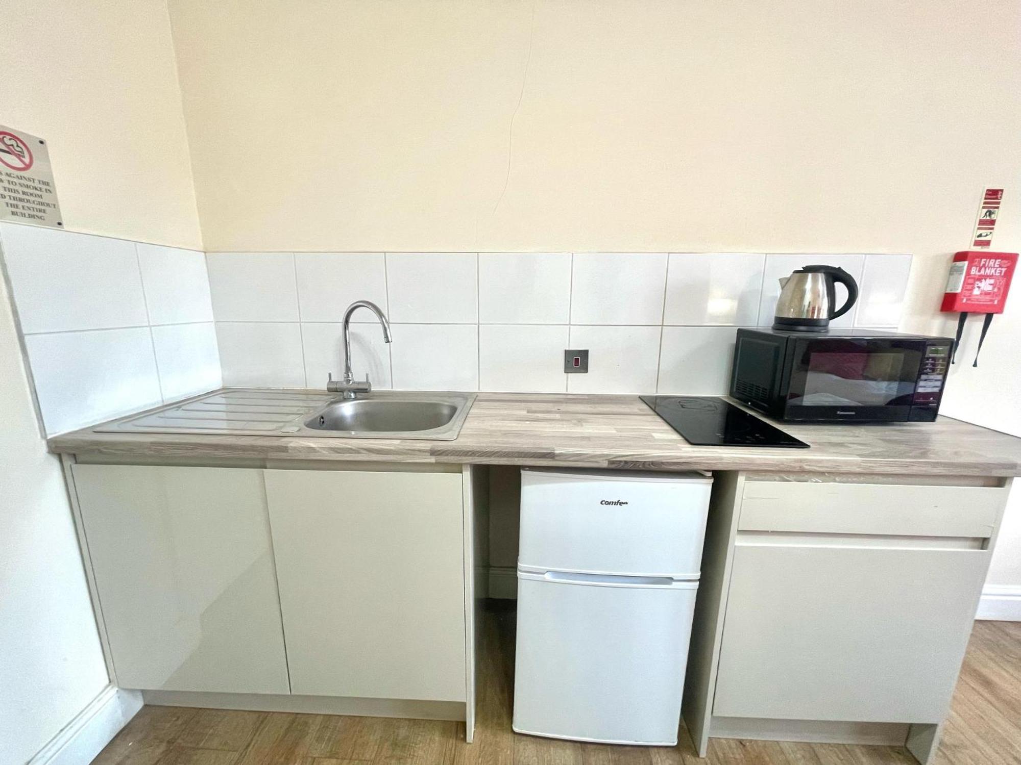 Crompton Guest House Hounslow Exterior photo
