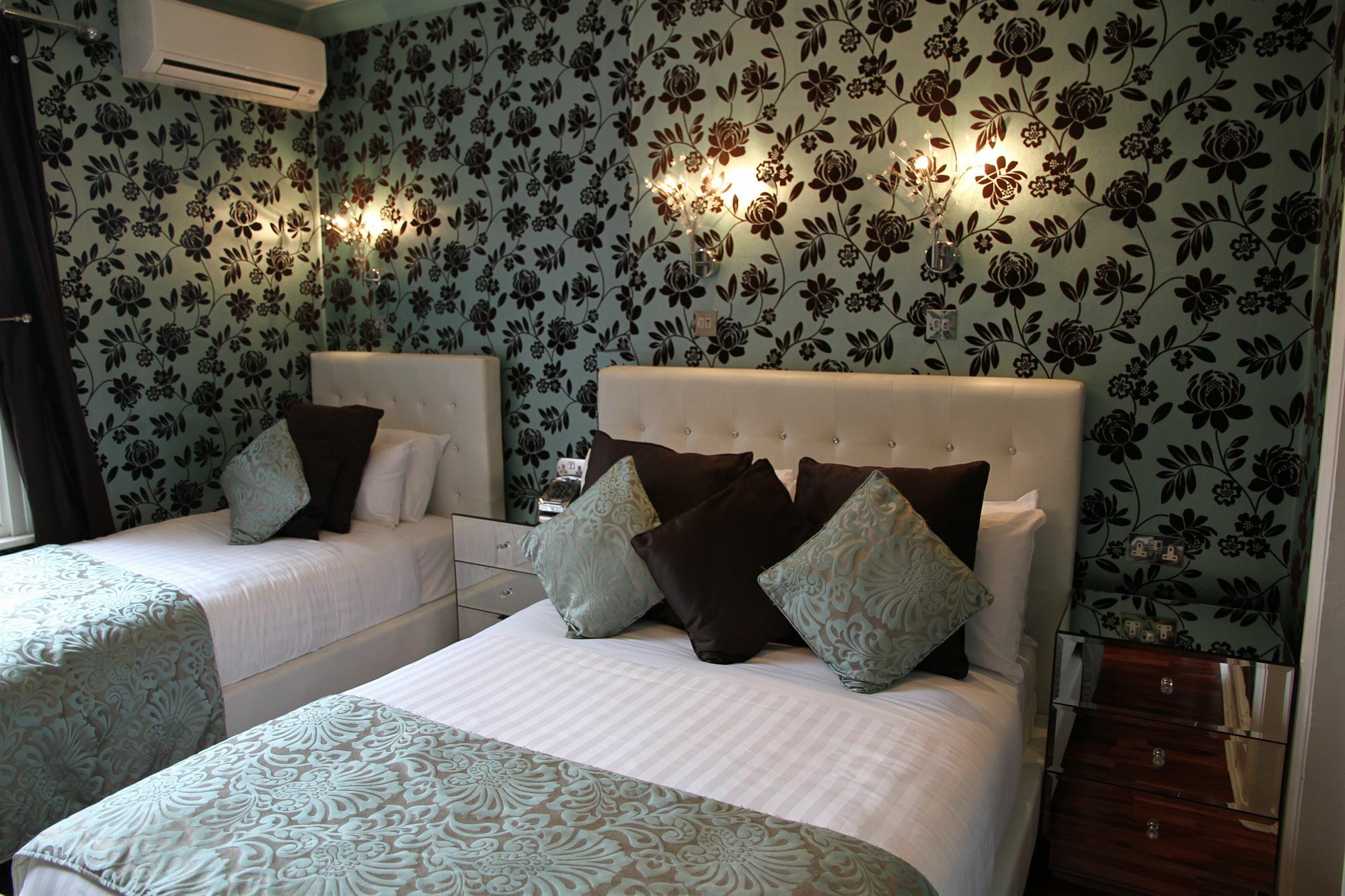 Crompton Guest House Hounslow Exterior photo