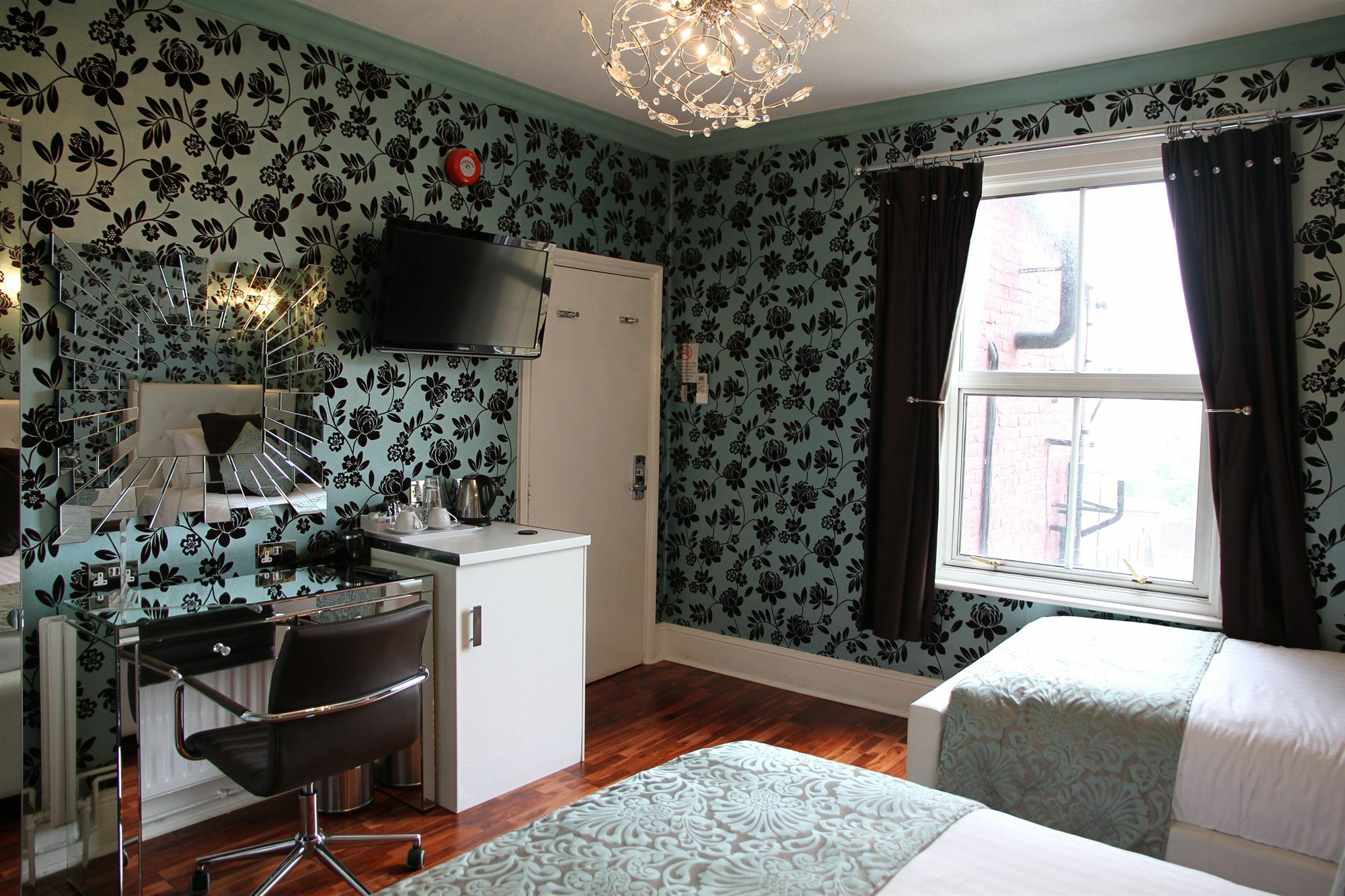 Crompton Guest House Hounslow Exterior photo